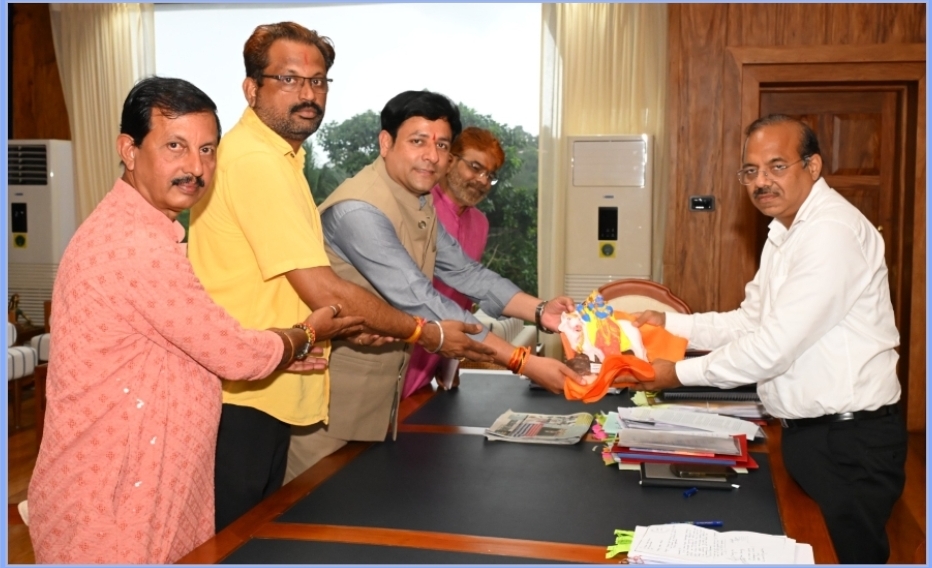All India President of Rashtriya Rajya Karmachari Mahasangh President Gaurav Kumar Soni Meets Chief Secretary